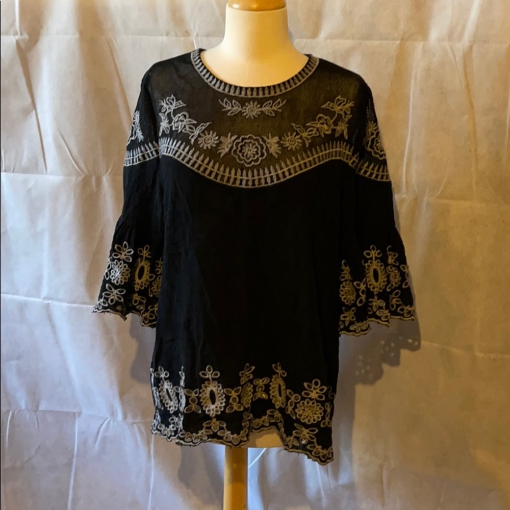 Easel lace and embroidered bell sleeve blouse sz L